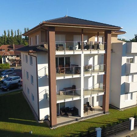 Laguna Beach Apartmanok Siófok Esterno foto